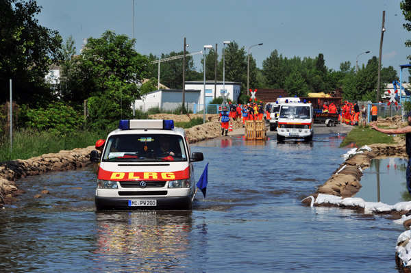 Ein DLRG Wagen fährt durch Wassermassen während des Hochwasser-Einsatzes.